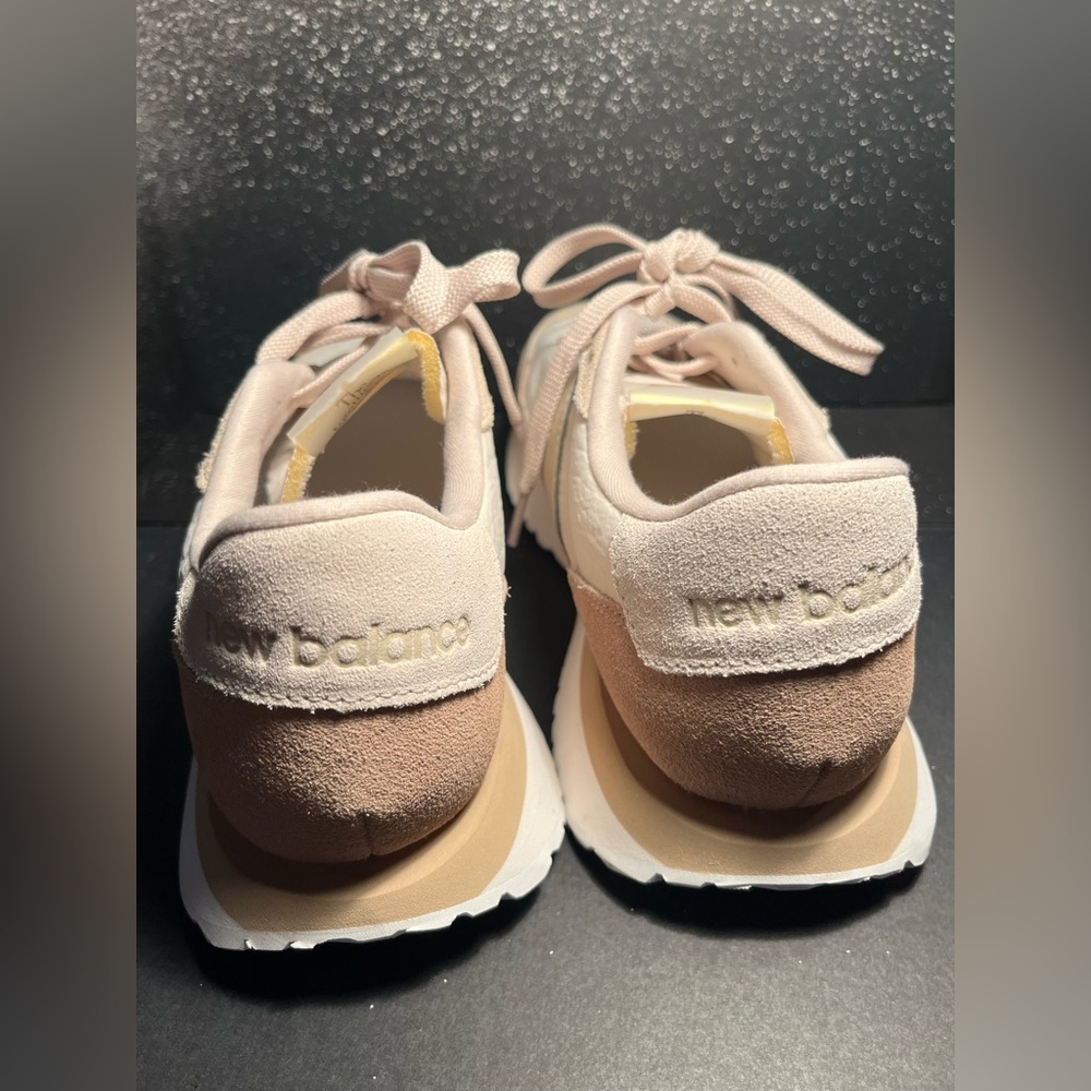 New Balance (,The Intelligent Choice ) women’s sneakers size 7.5 🍰🧁🎂🍰🧁🍰🧁🍰🎂🍰🎂🍰 - Picture 5 of 8